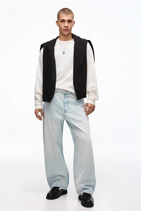 Джинсы с расклешенными брючинами и вышивкой артикул 155532781