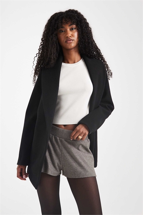 Короткое пальто с поясом черного цвета артикул 150146330