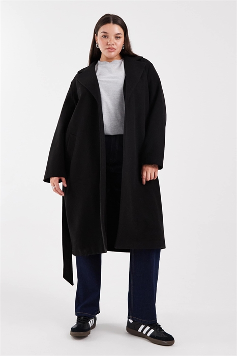 Черное пальто средней длины с поясом артикул 150561270