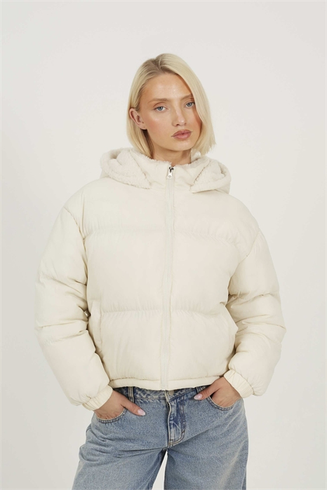 Короткая пуховик свободного кроя с гофрированной текстурой артикул 151392001