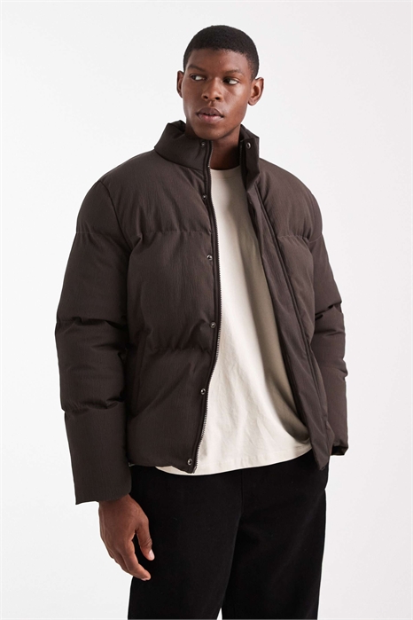 Пуховик с фактурной поверхностью артикул 148488537