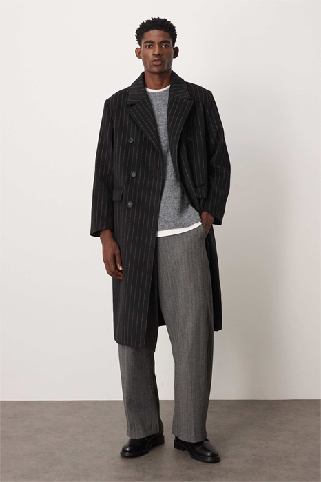 Шерстяное пальто оверсайз с длинным силуэтом и полосками в черном цвете артикул 147441520