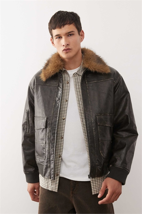 Куртка-бомбер под кожу с воротником из искусственного меха артикул 148371052