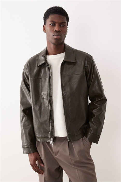 Короткая куртка из веганской кожи на молнии артикул 149632951