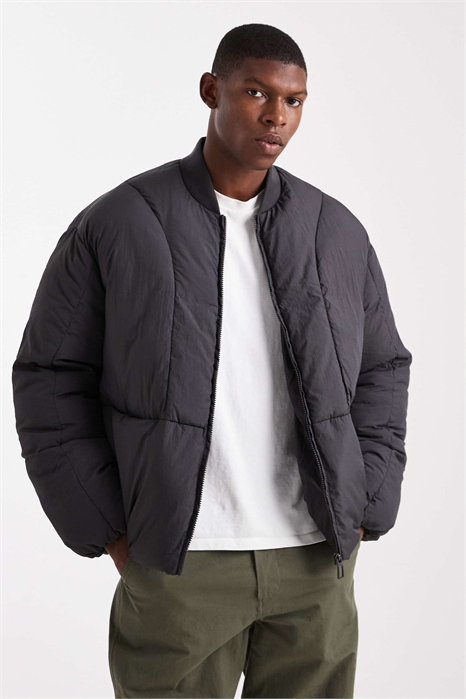 Пуховик с большим скрытым карманом артикул 151105087