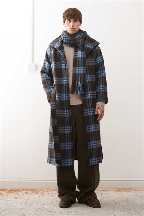 Длинное пальто-халат под шерсть с воротником-воронкой и шарфом в тон артикул 147966952