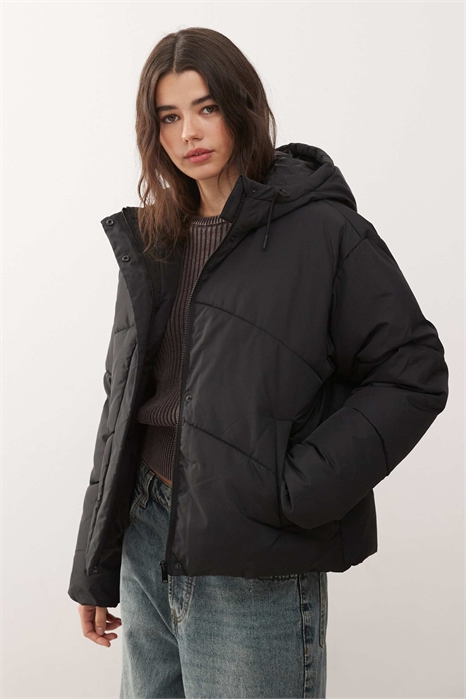 Куртка-пуховик с капюшоном черного цвета артикул 151739421