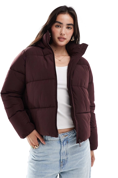 Укороченное пуховое пальто с капюшоном бордового цвета артикул 150146387