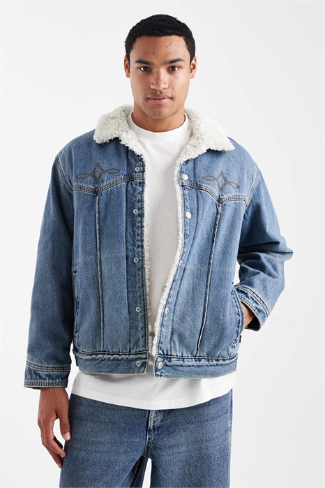 Западная джинсовая куртка-тракер из шерпы с вышивкой артикул 142117784