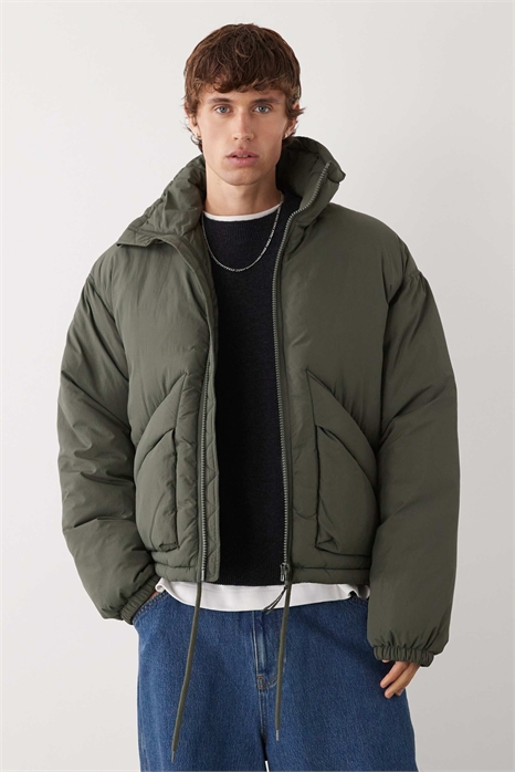 Пуховик с высоким воротником темно-хаки артикул 150034527