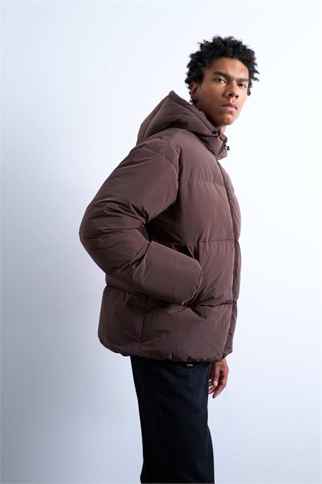 Текстурированная пуховая куртка темно-коричневого цвета артикул 142681313