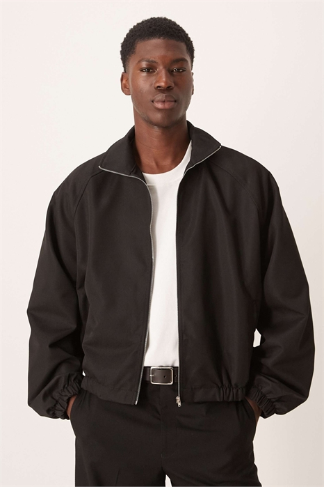 Стильная куртка с воротником-воронкой артикул 151525847