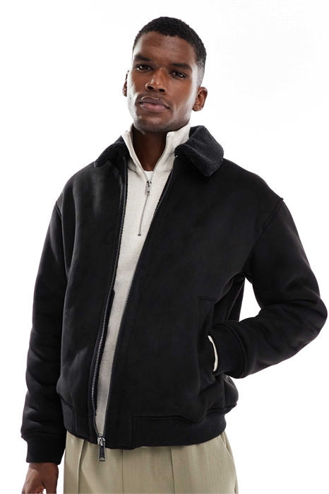 Бомбер из искусственной замши с воротником из борга черного цвета артикул 148849358