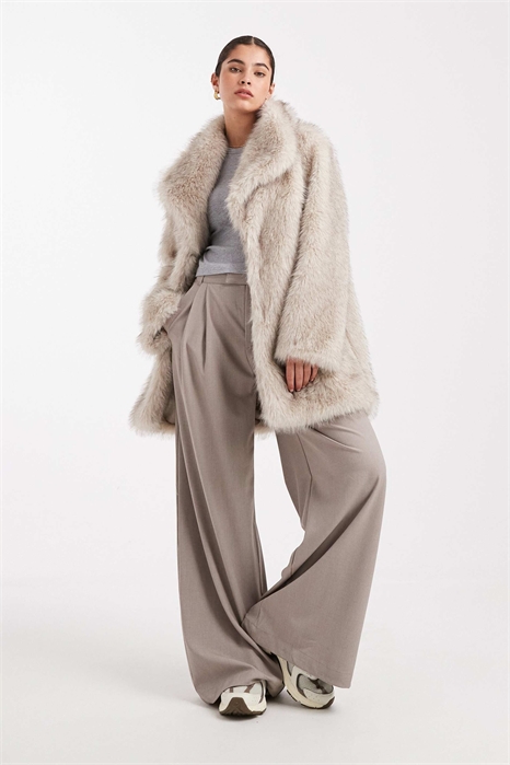 Куртка средней длины с воротником из искусственного меха с длинным ворсом и отворотами артикул 151318817