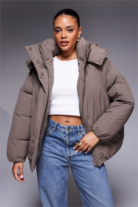 Пуховик цвета «облако» с объемным капюшоном артикул 142513622