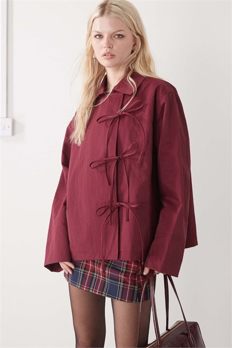 Укороченная тренч-куртка с бабочкой бордового цвета артикул 150600501