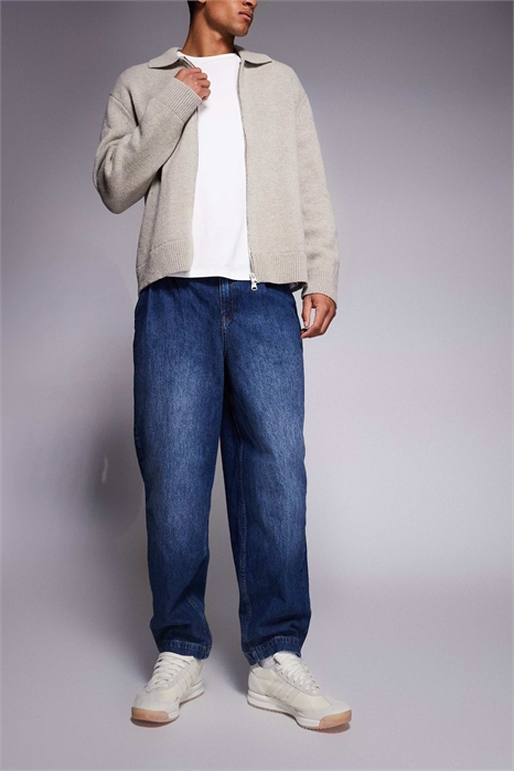 Джинсы свободного кроя с зауженными штанинами и складками артикул 152761266