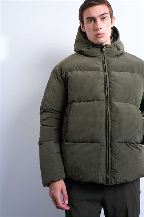 Пуховик с фактурной поверхностью артикул 142681312