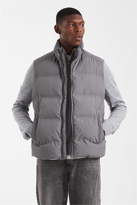 Жилет-пуховик артикул 148489089