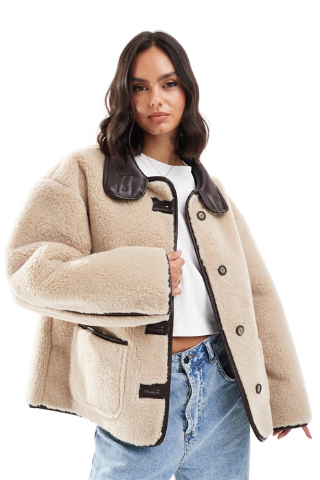 Куртка из искусственного меха с контрастными вставками артикул 134657310