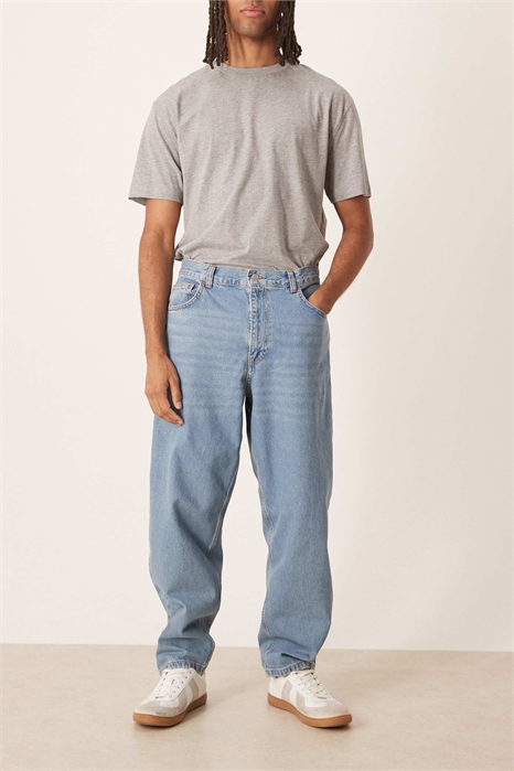 Джинсы свободного прямого кроя с легким оттенком зеленого и светлой отбелкой артикул 150669475