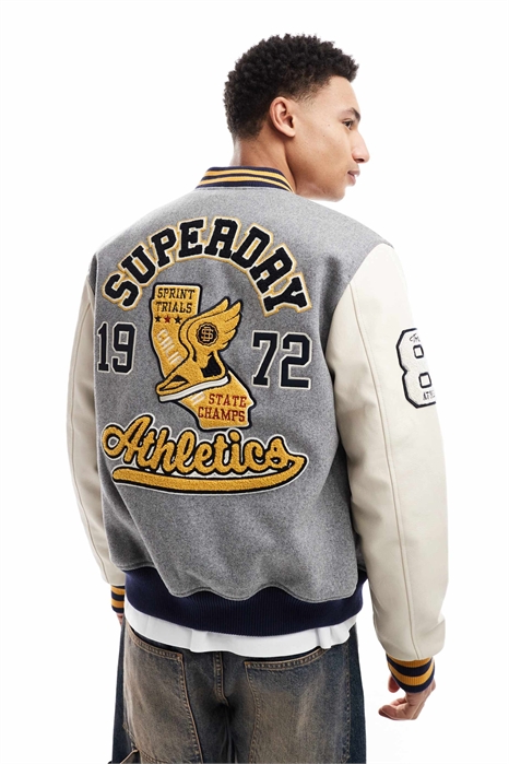 Колледжная бомбер-куртка с нашивками, серого цвета артикул 143730878