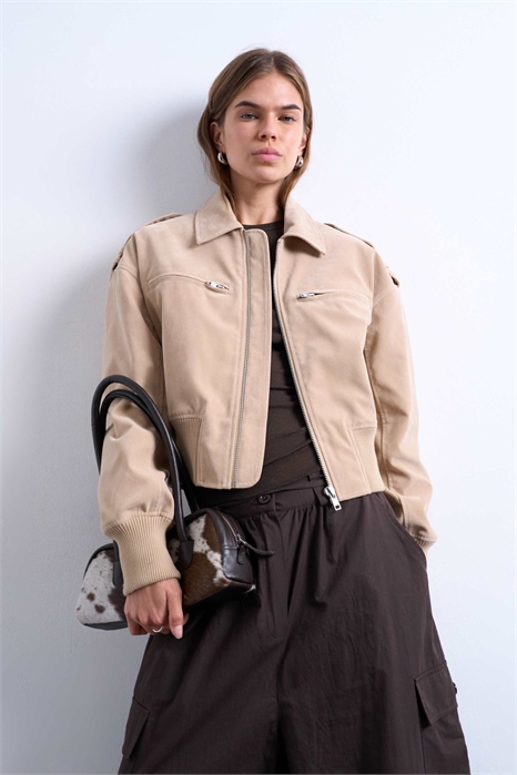 Бомбер с рукавами овальной формы из искусственной замши артикул 147898879