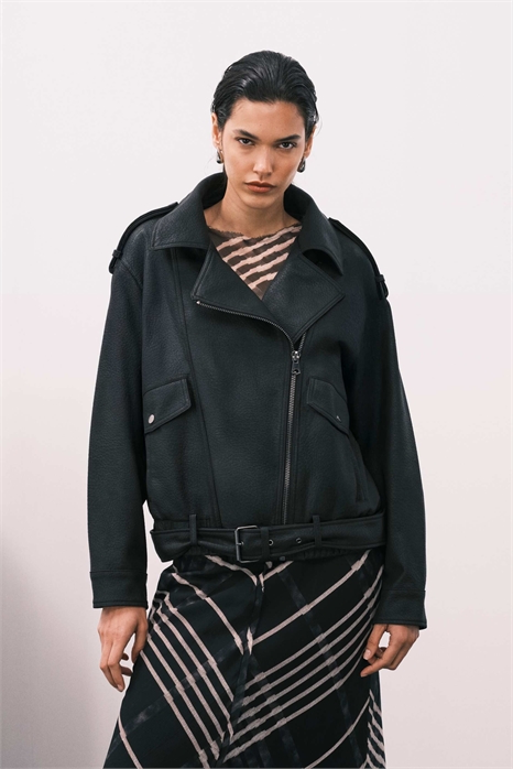 Кожаная куртка-косуха свободного кроя артикул 151097585