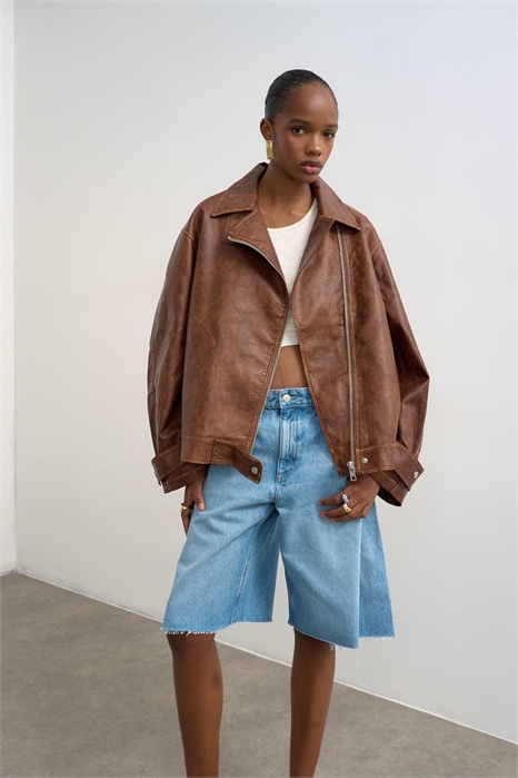 Кожаная куртка-косуха с воротником-воронкой артикул 149594163