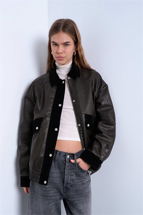 Куртка с накладными карманами из искусственной кожи и контрастными вставками из искусственной замши артикул 145573786