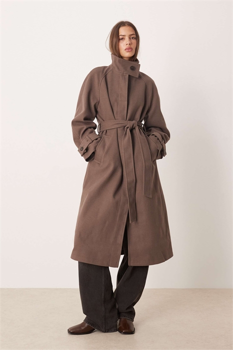 Длинный формальный тренч с воротником-воронкой в грибном цвете артикул 142116325