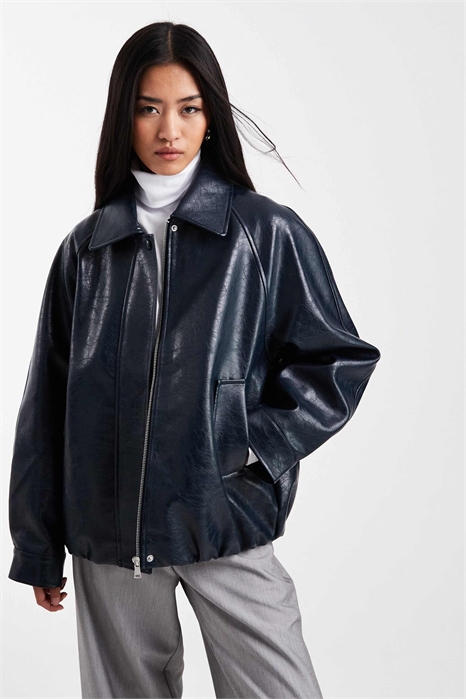 Бомбер свободного кроя под кожу артикул 151860836