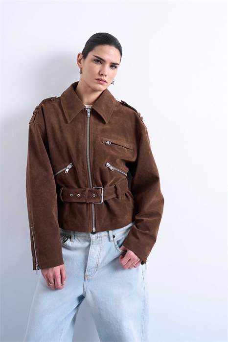 Короткая кожаная куртка в стиле байкера с поясом из искусственной замши артикул 149656960