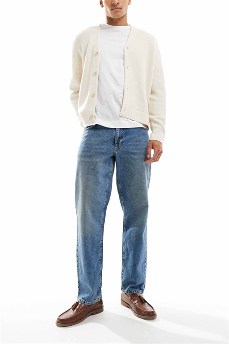 Джинсы прямого кроя светло-синего цвета артикул 143754266