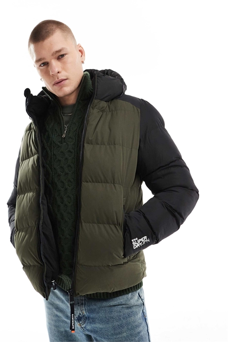 Спортивная куртка с капюшоном и цветовыми блоками, черного цвета артикул 139310685