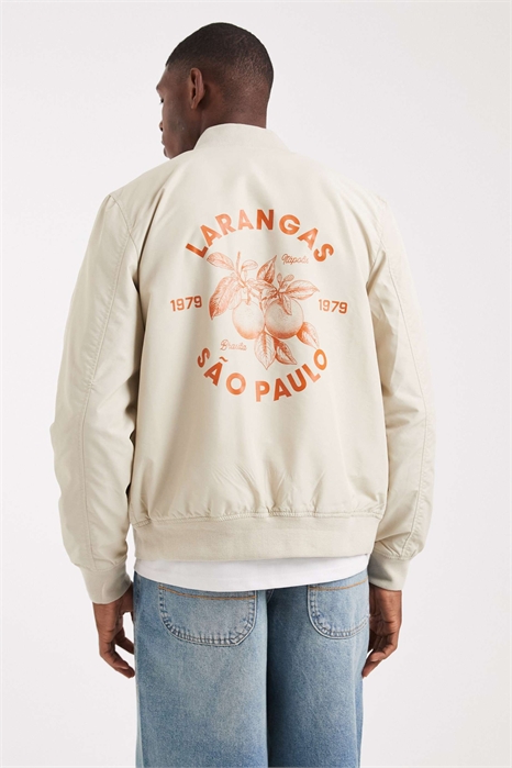 Легкая куртка-бомбер с принтом артикул 144641457