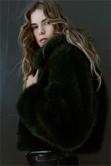 Короткая куртка из искусственного меха с воротником артикул 154052705