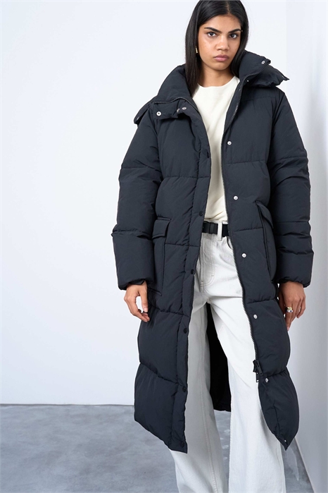 Идеальная пуховик с воротником-воронкой и длинной линией силуэта артикул 142738997