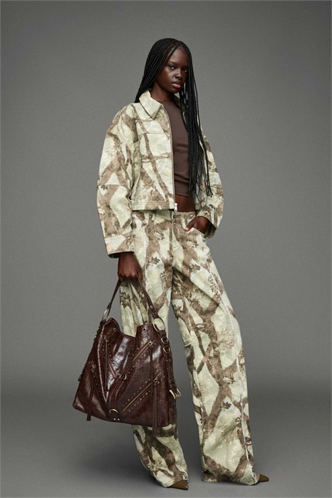 Джинсовая куртка-кроп с принтом артикул 152195176