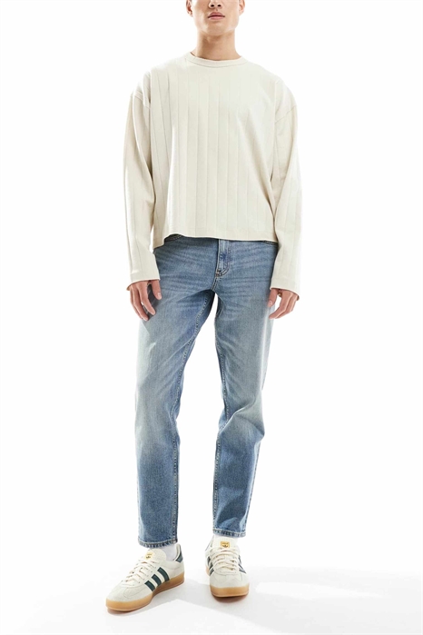 Джинсы-стрейч с зауженными брючинами, средней интенсивности синего цвета артикул 137262606