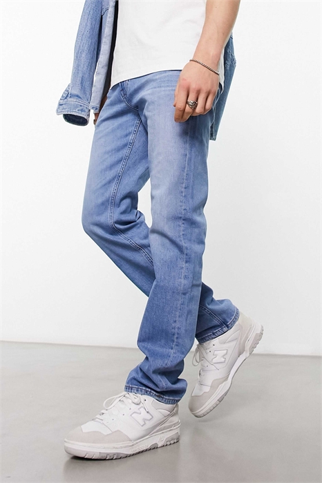 Джинсы Daren с зауженным кроем и светлым оттенком артикул 129218735