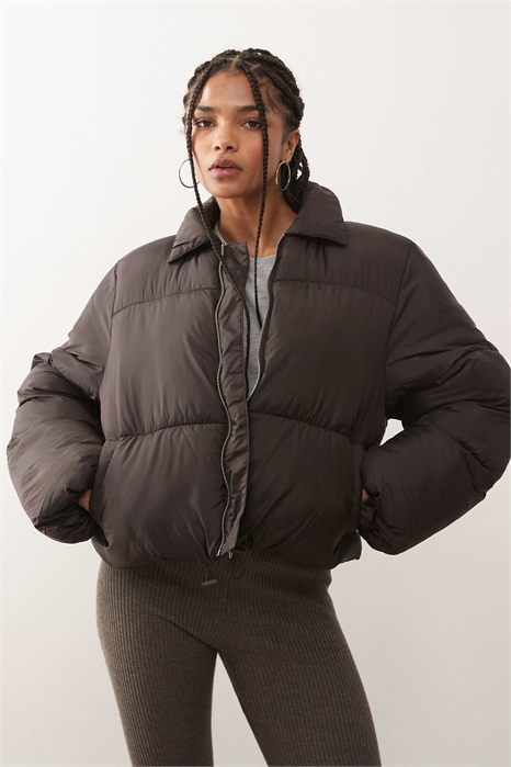 Пуховик с оригинальным воротником артикул 151526254