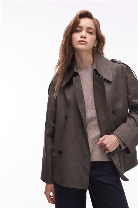 Короткий тренч с выпуклыми плечами артикул 149319252