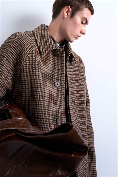 Пальто свободного кроя из шерсти с матовым клетчатым узором артикул 147406570