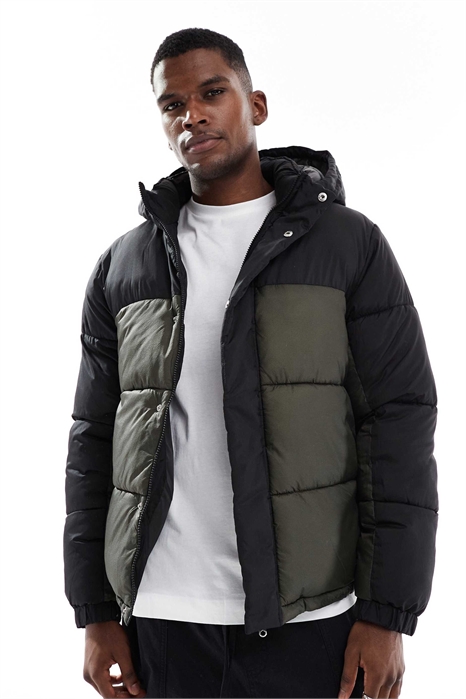 Пуховик с капюшоном и контрастными вставками артикул 149105159