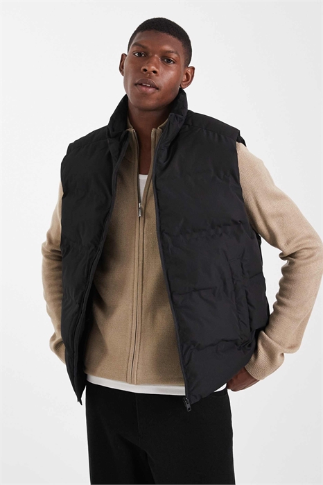 Жилет-пуховик артикул 148489088
