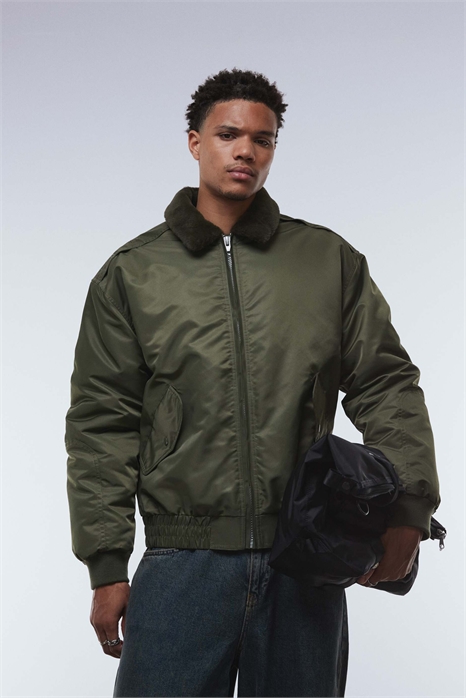 Куртка-бомбер с воротником из искусственного меха артикул 147971321