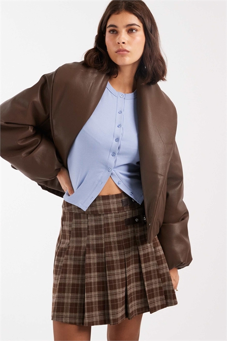 Короткая пуховик из искусственной кожи артикул 147471863