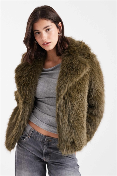 Короткая куртка из искусственного меха артикул 151897176