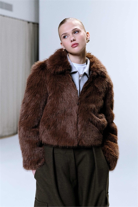 Короткое пальто из искусственного меха на молнии артикул 150083097